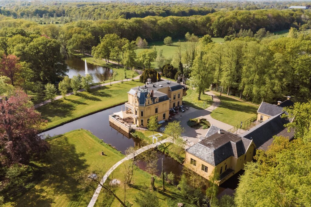 Luchtfoto van de trouwlocatie Borg Nienoord omringd door bossen