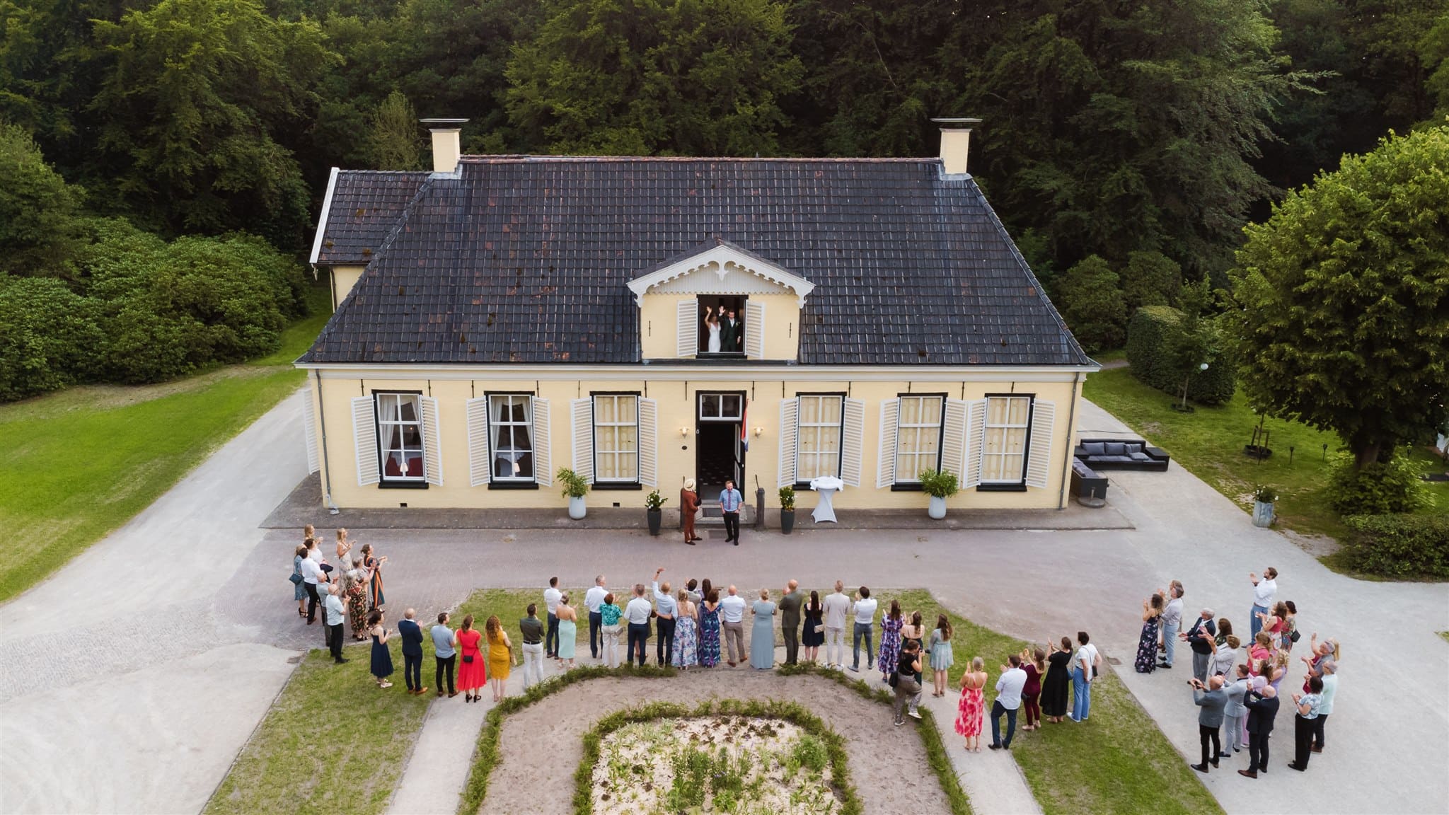 Dronefoto van een bruiloft op de trouwlocatie Landgoed Lemferdinge, gemaakt door een trouwfotograaf uit Drenthe.