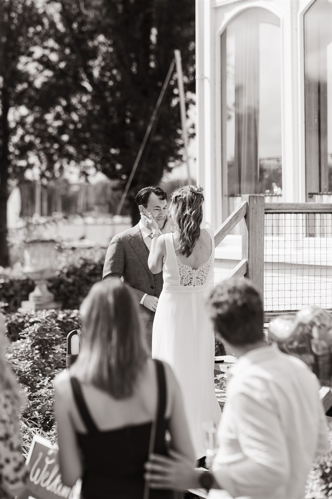 Trouwfoto van een bruidspaar dat geloften uitspreekt tijdens hun bruiloft bij de Paalkoepel in Groningen