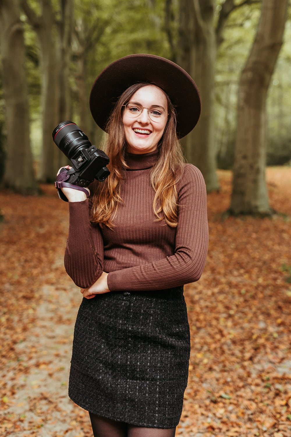 Trouwfotograaf Drenthe Groningen Friesland Lisan Spiegelaar in het bos met haar camera