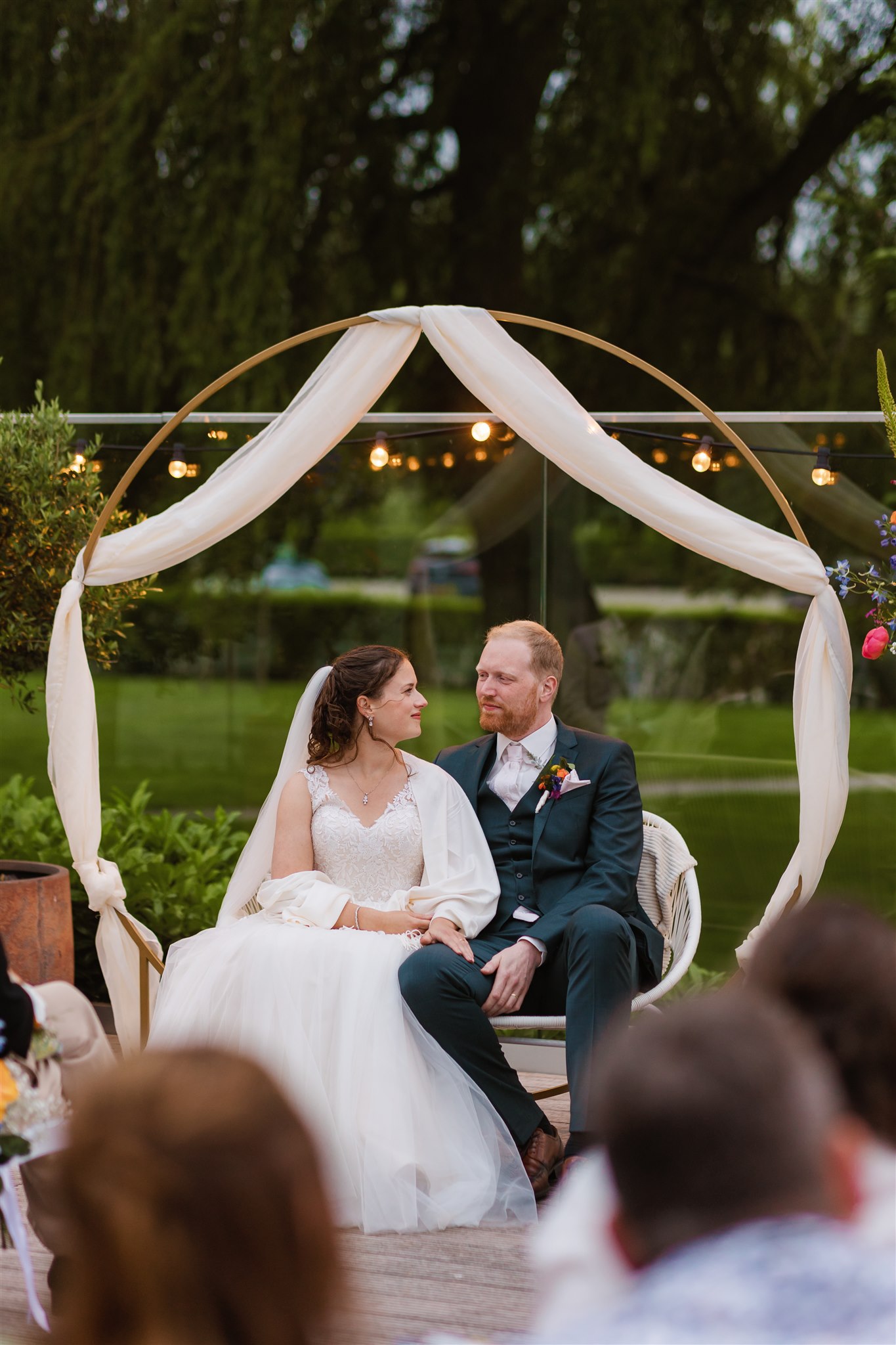 Bruidspaar tijdens hun ceremonie bij de Paalkoepel in Groningen.