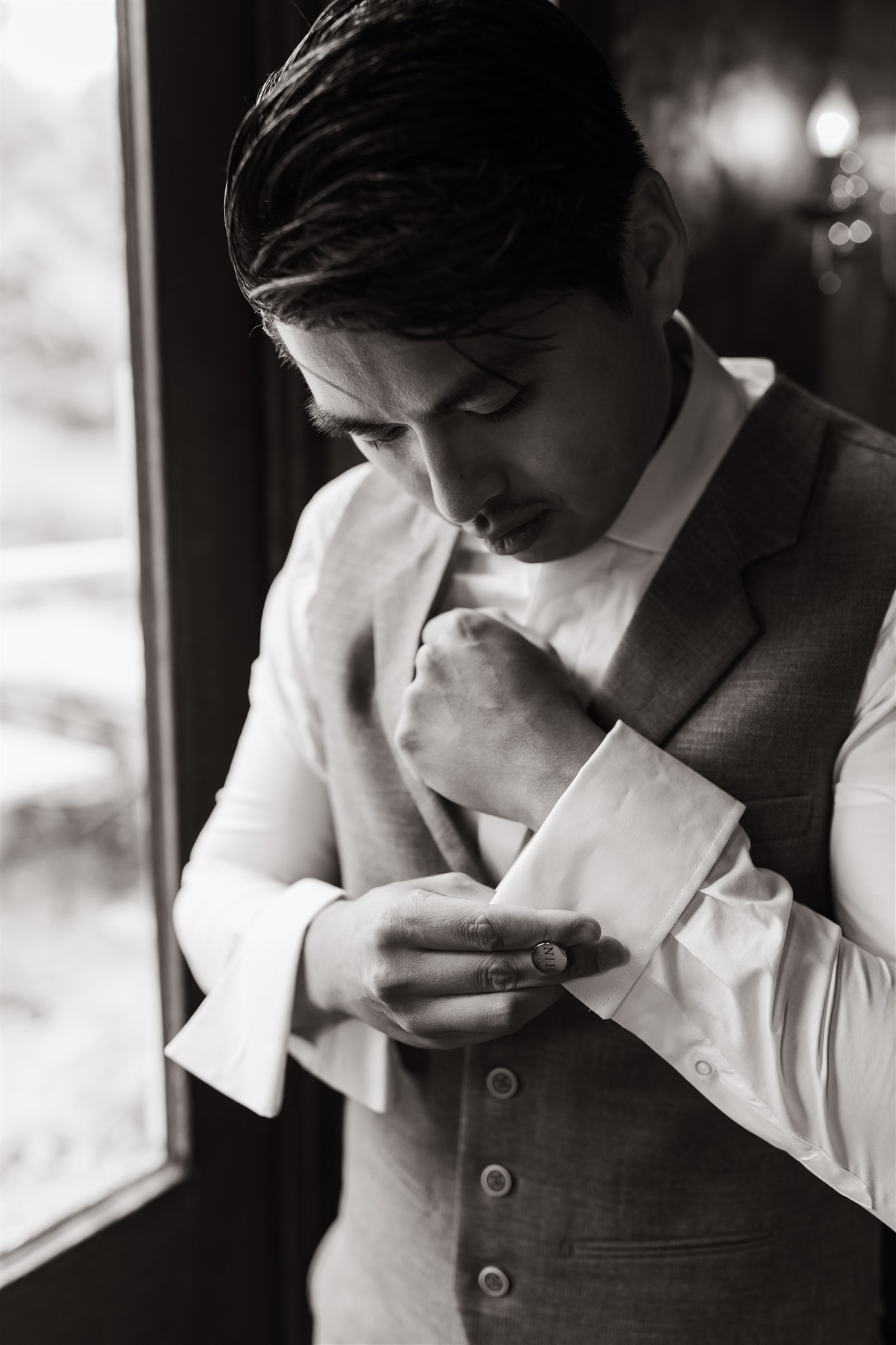 Bruidegom kleedt zich aan om te trouwen bij Borg Nienoord