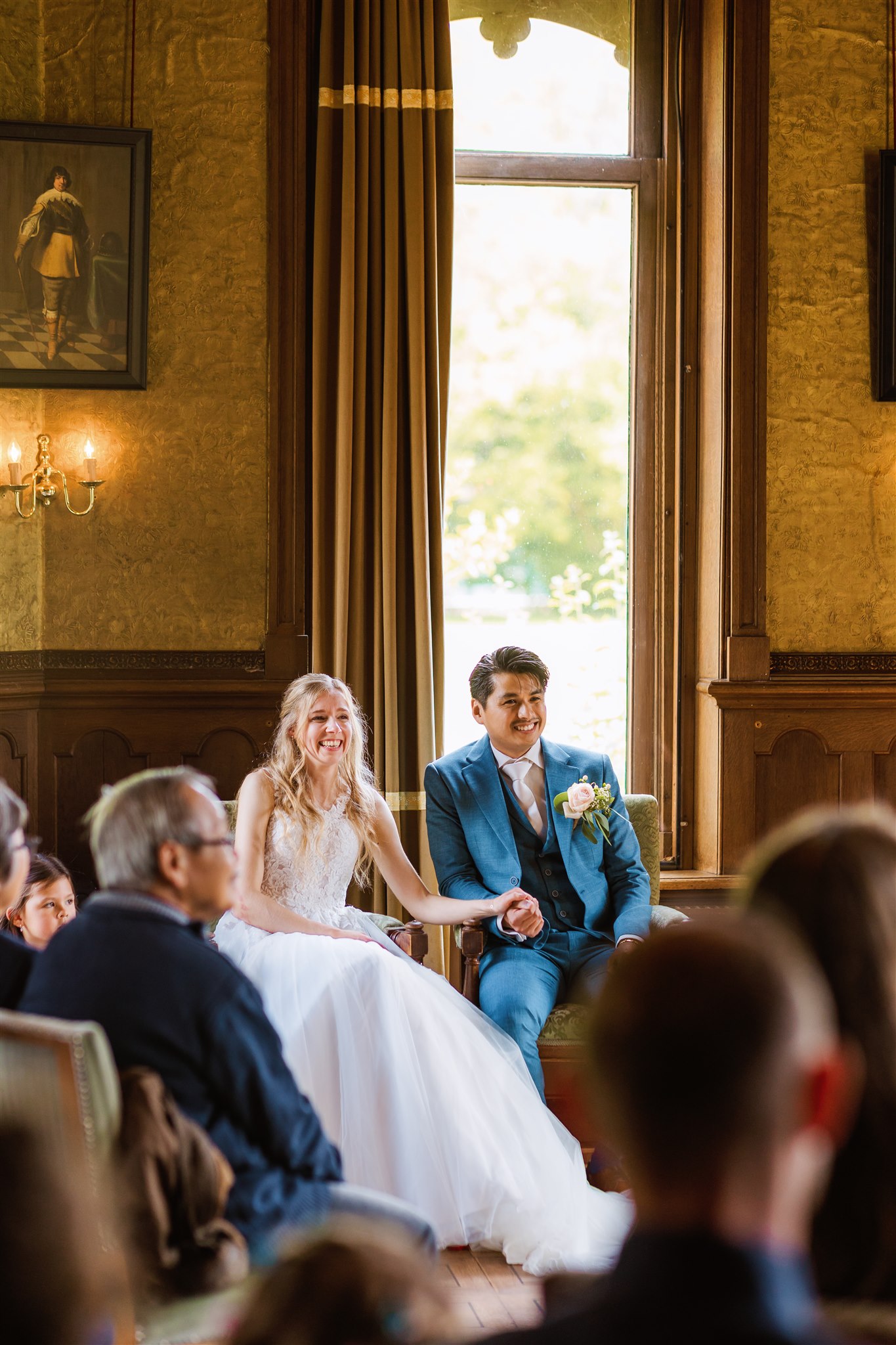 Bruidpaar tijdens hun huwelijksceremonie in de Ridderzaal van Borg Nienoord