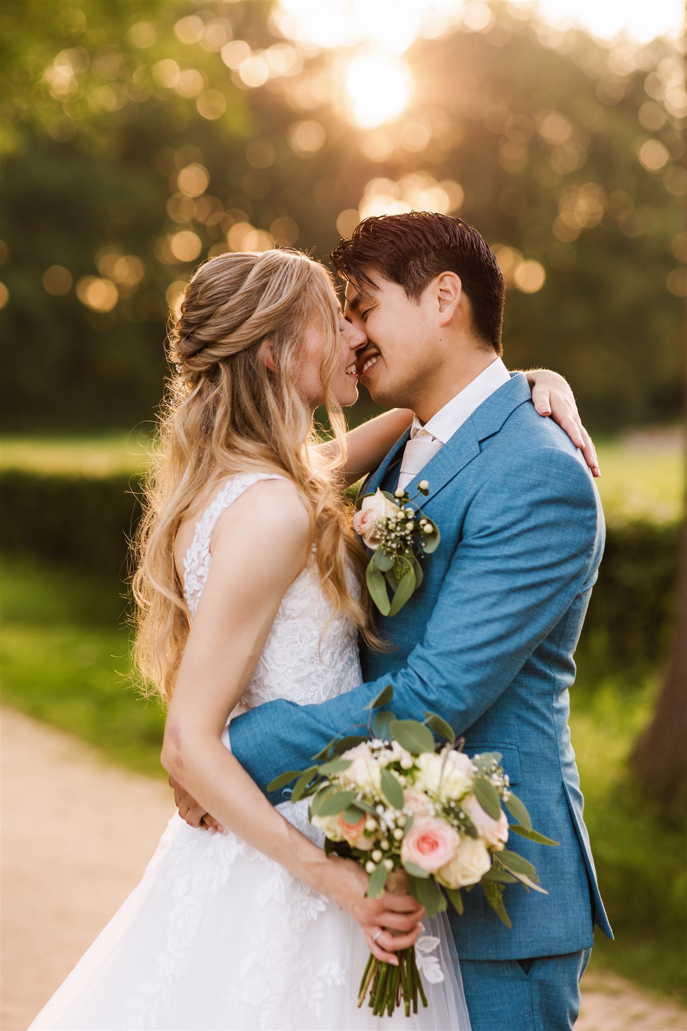Trouwfoto van een omhelzend bruidspaar tijdens zonsondergang op hun bruiloft bij Borg Nienoord