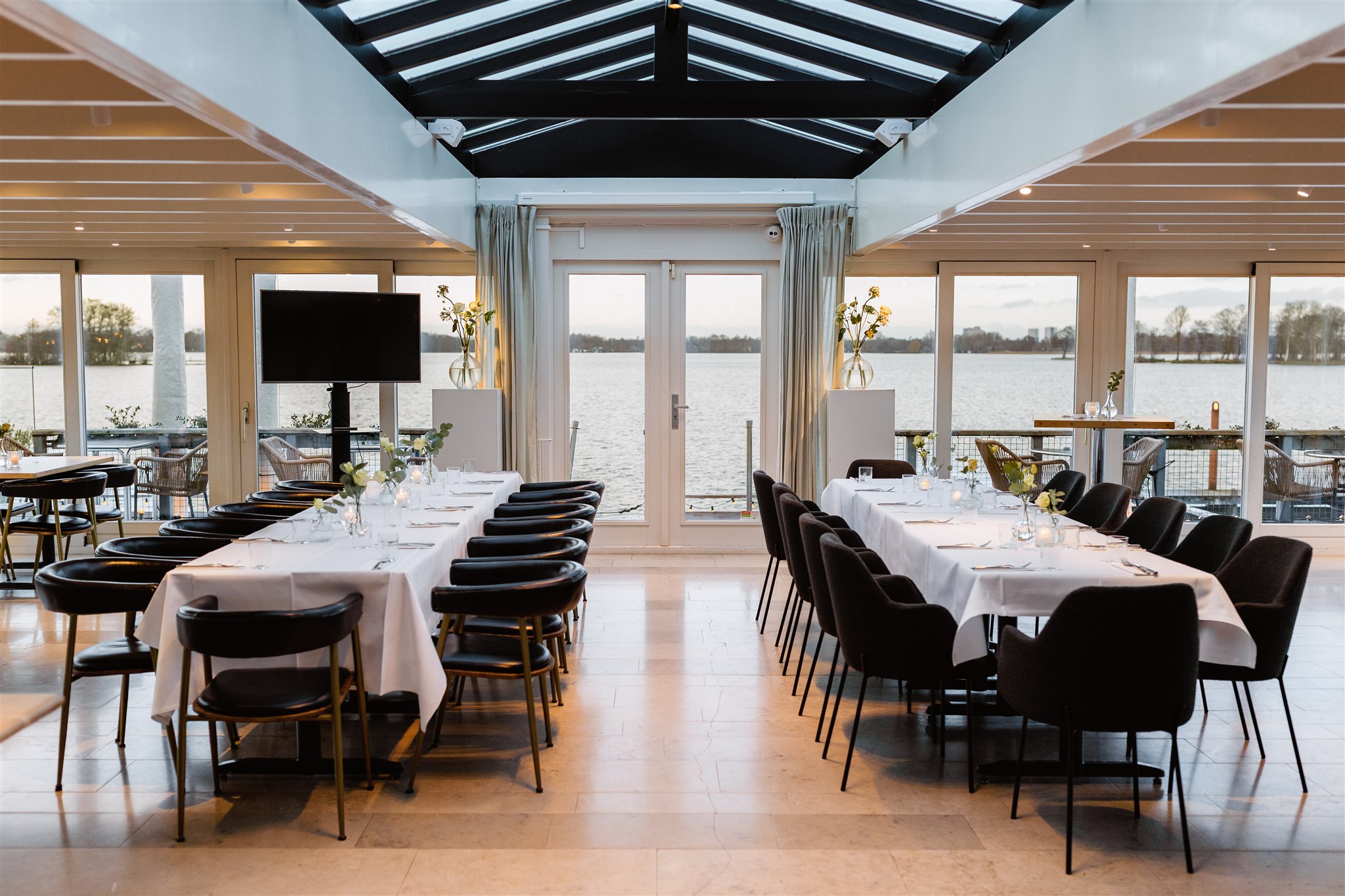 Gedekte tafels voor het diner tijdens een bruiloft bij de Paalkoepel in Haren