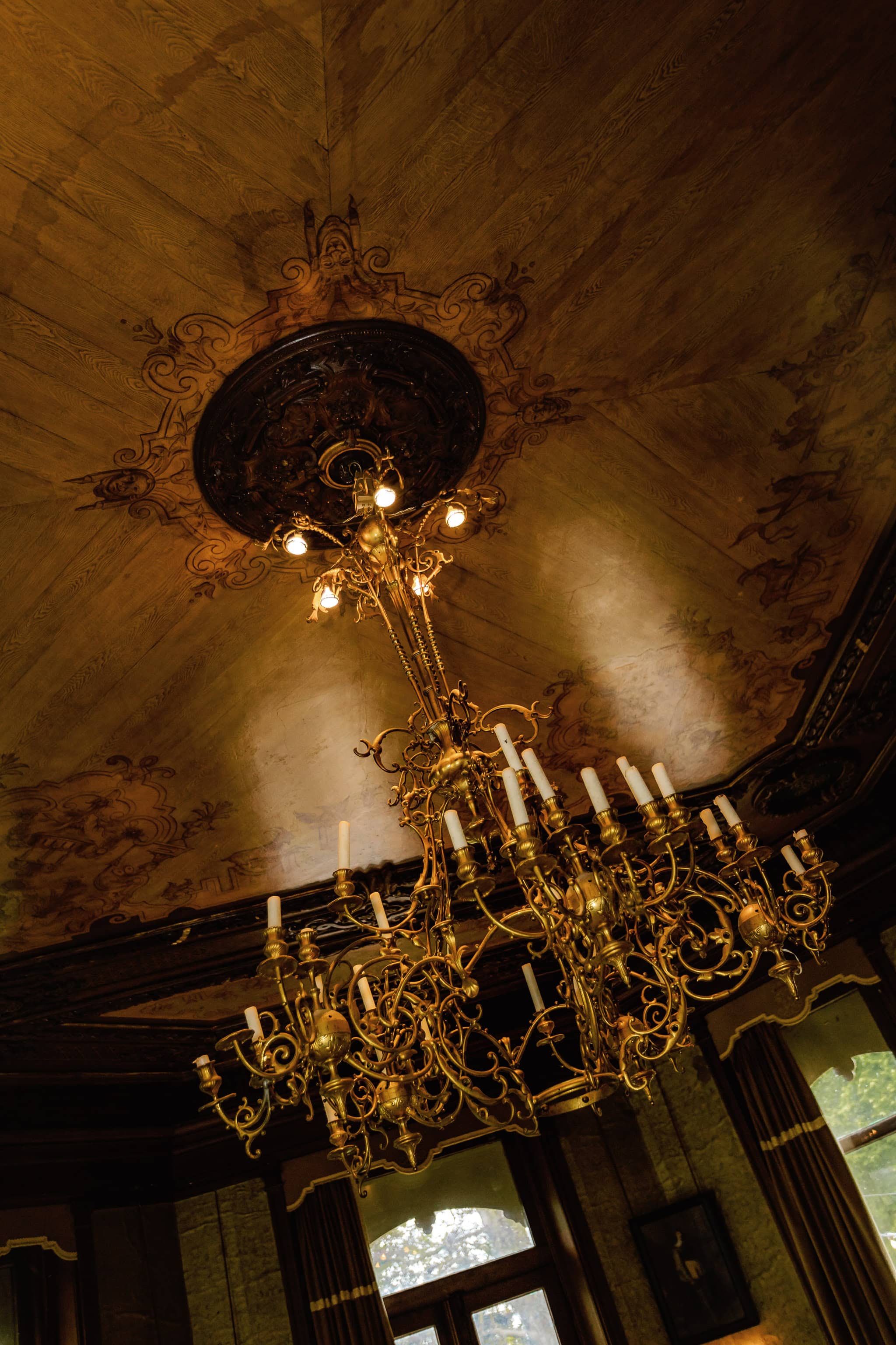 Kandelaar aan het houten plafond van de trouwzaal van Borg Nienoord.