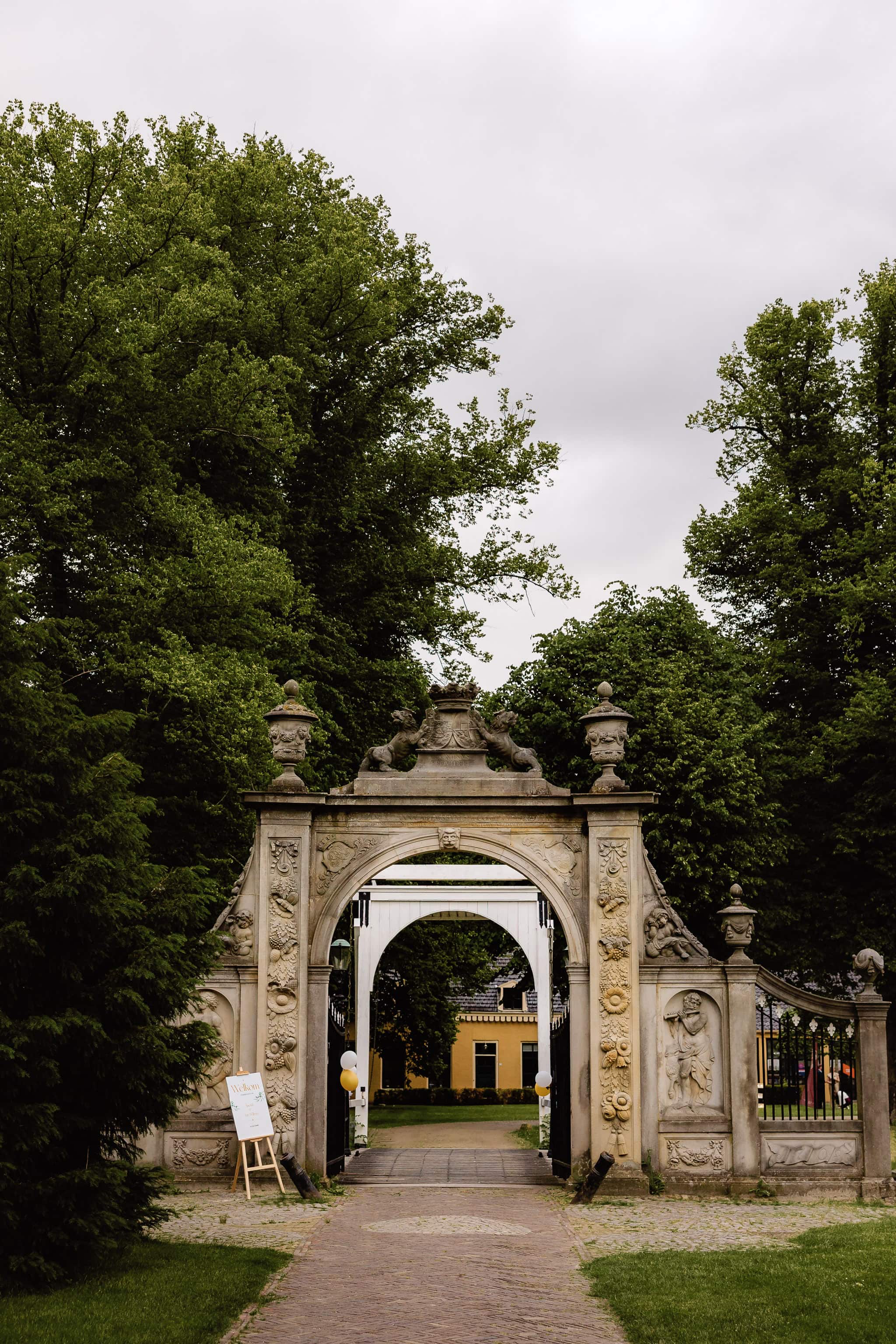 De stenen poort van de ophaalbrug van Borg Nienoord.