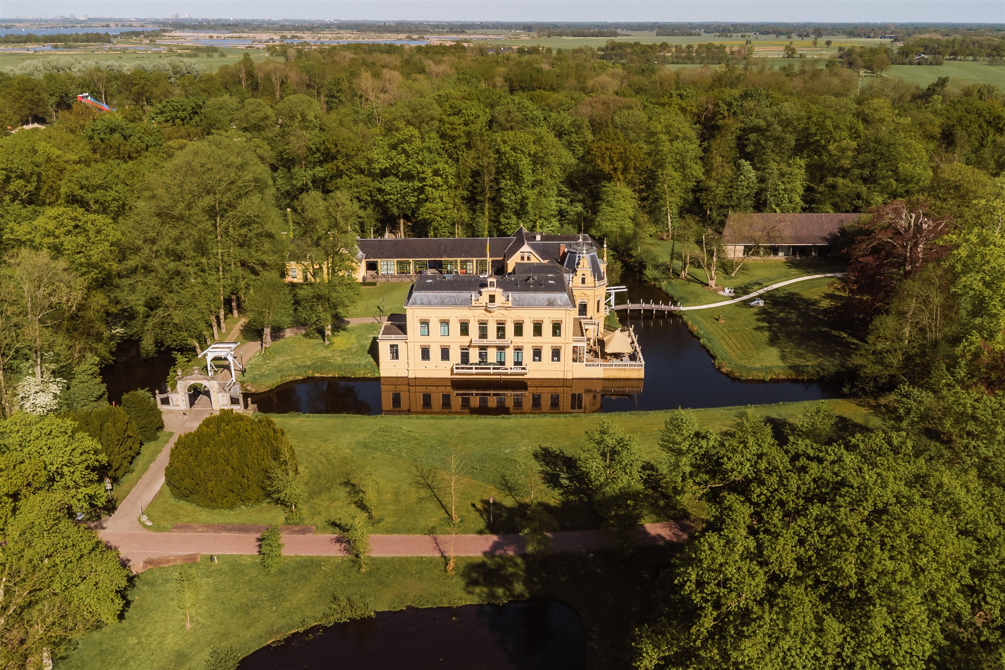 Luchtfoto van trouwlocatie Borg Nienoord in Leek, Groningen
