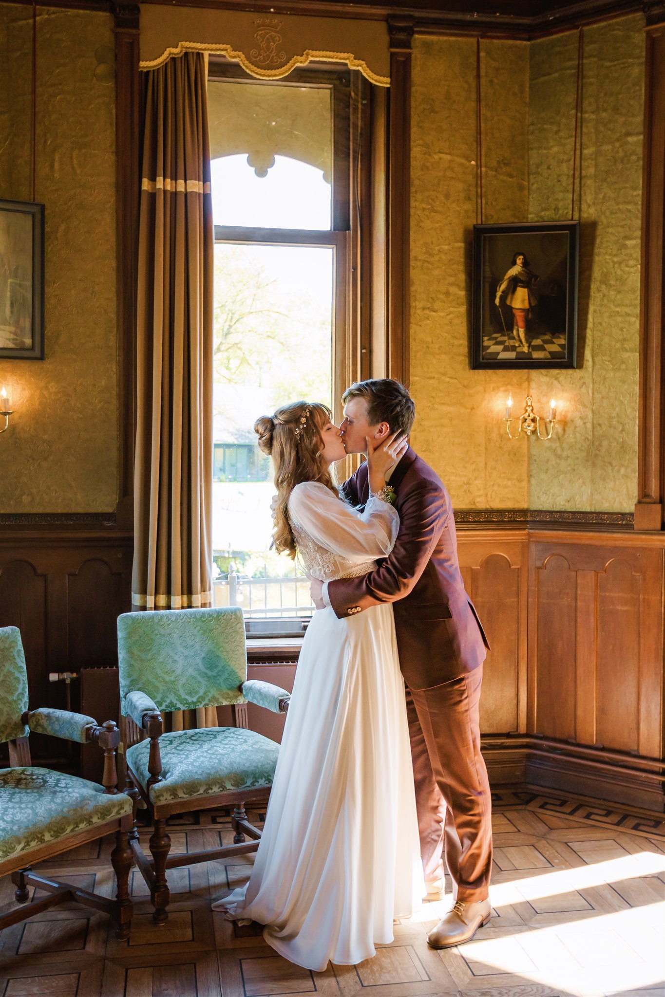 Een bruid en bruidegom kussen elkaar na het ja-woord.