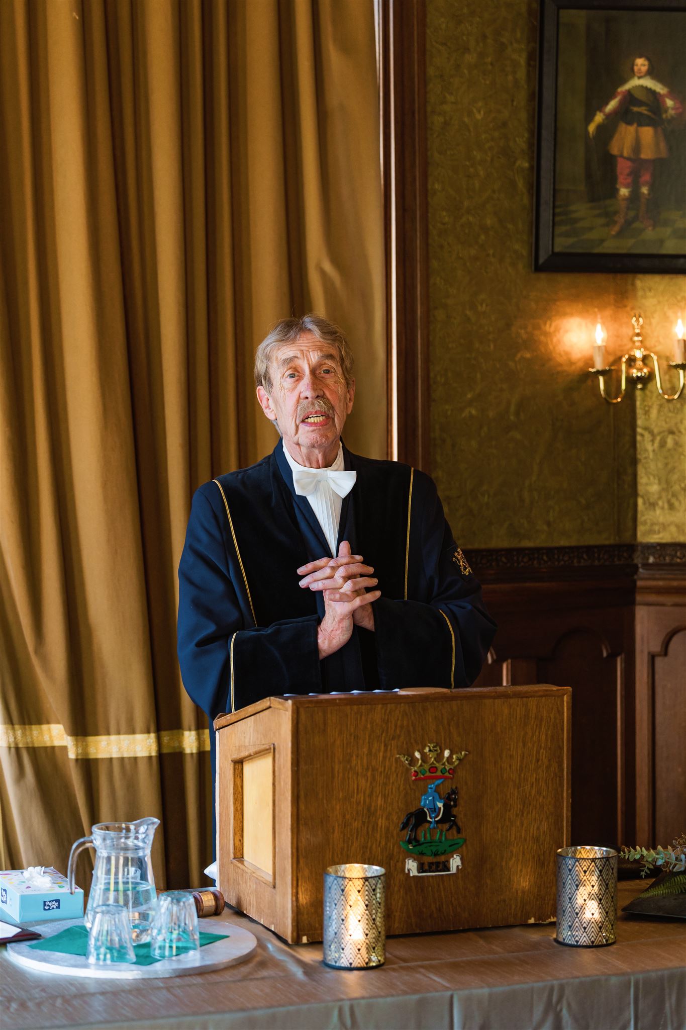 Trouwambtenaar in een blauw gewaad tijdens een bruiloft.