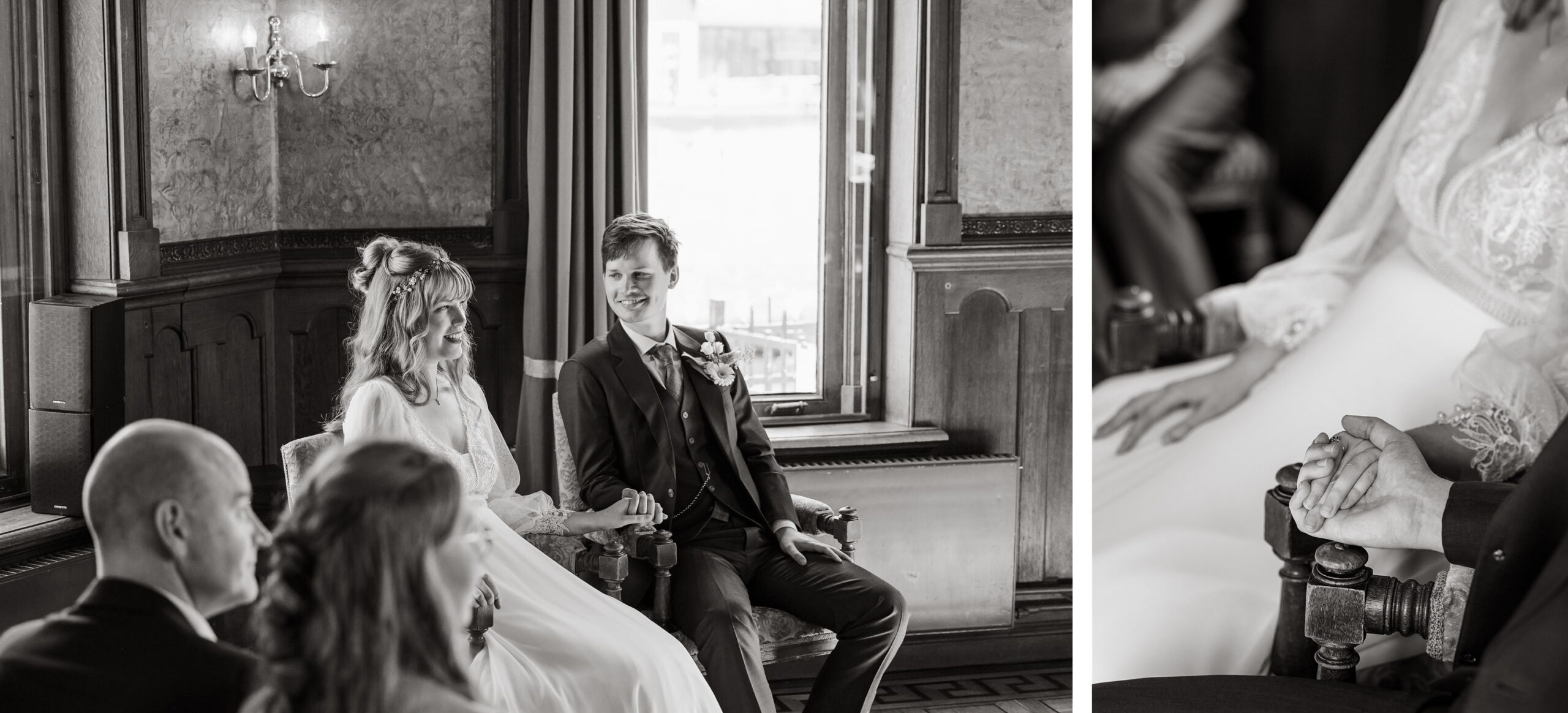 Een bruid en bruidegom zitten te glimlachen tijdens een huwelijksceremonie en houden elkaars hand vast in een kamer in vintage stijl.