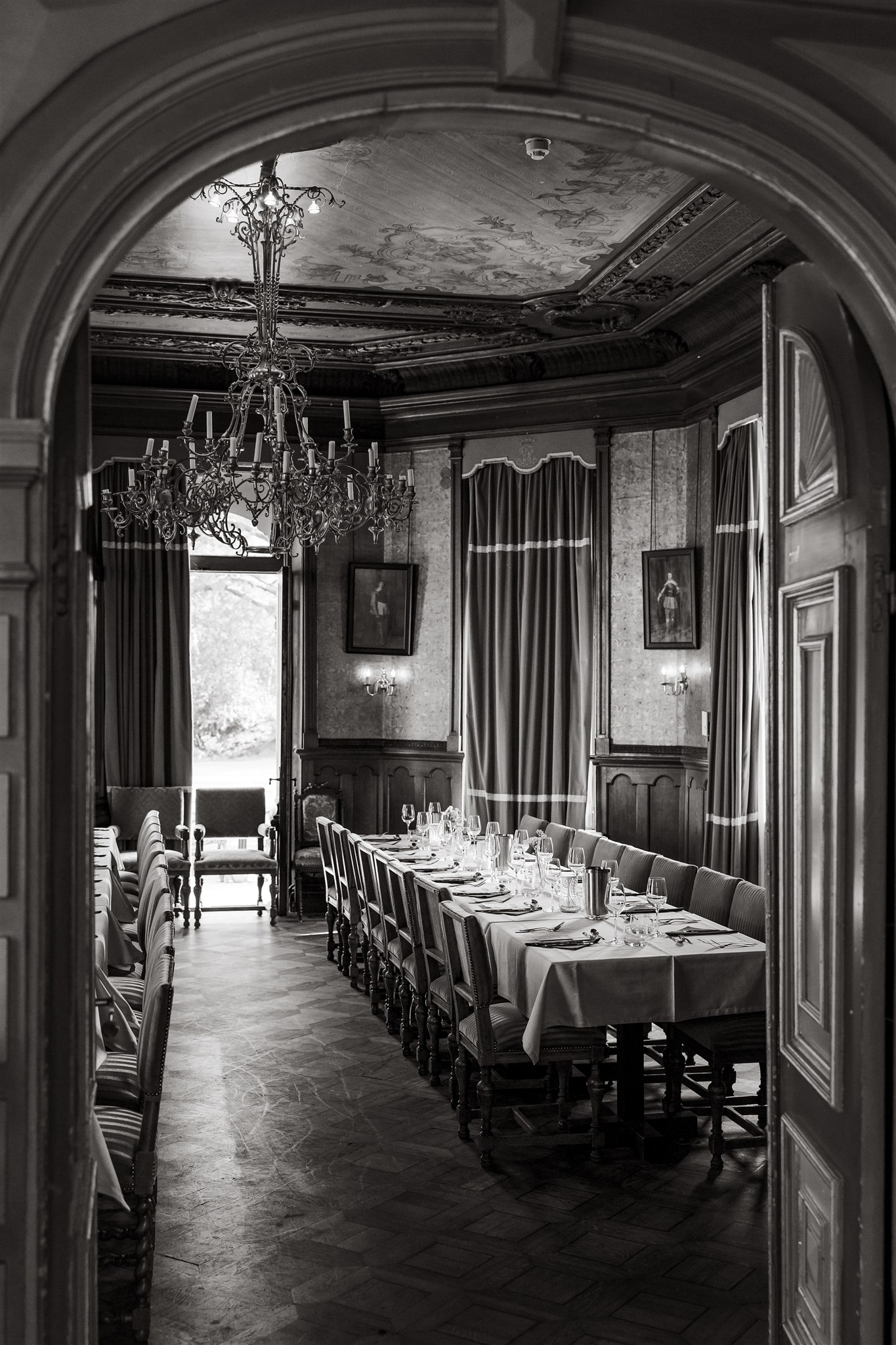 De Ridderzaal van trouwlocatie Borg Nienoord ingericht als dinerzaal met lange gedekte tafels