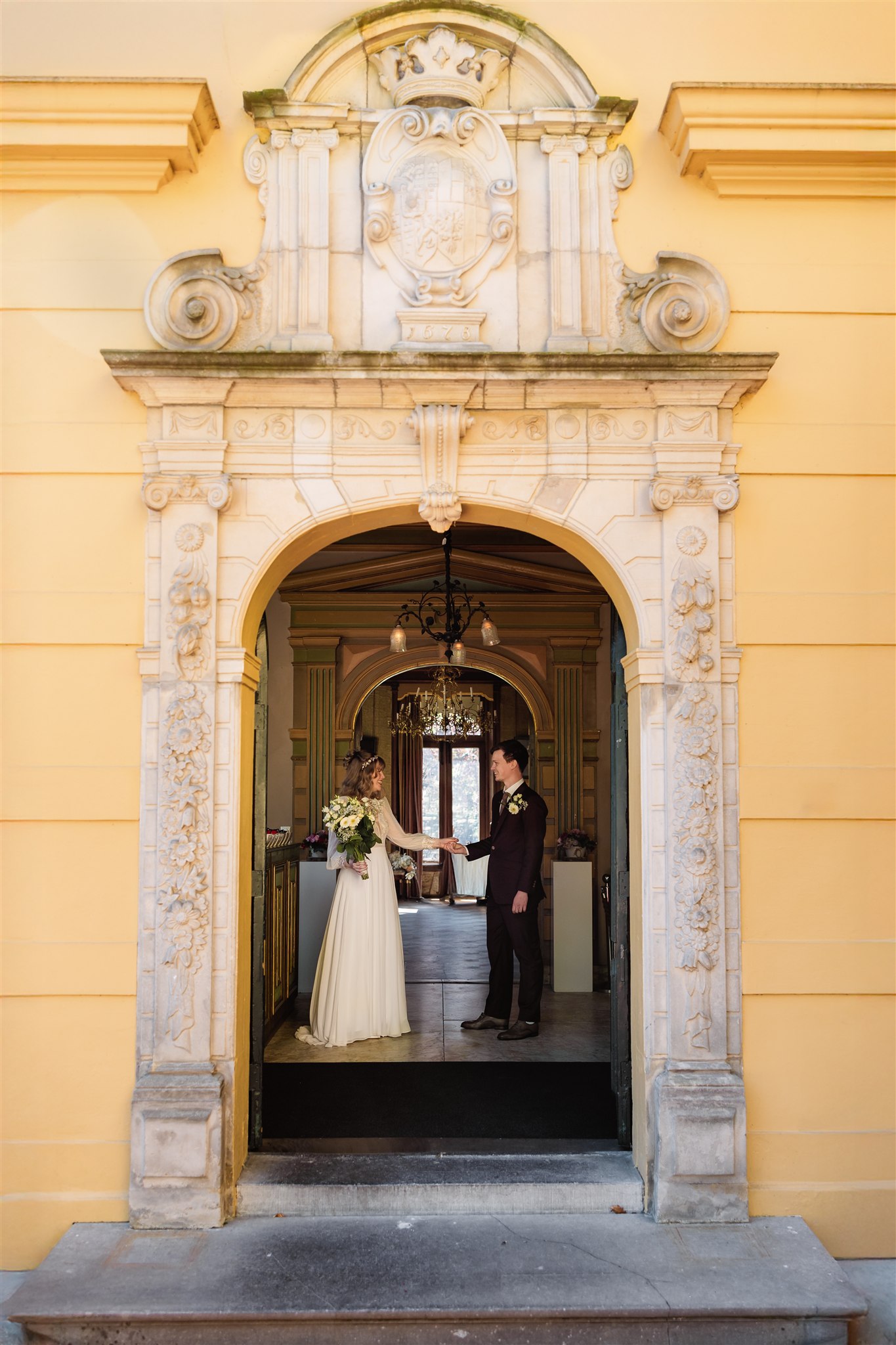 Een bruid en bruidegom staan samen in de hal van Borg Nienoord.