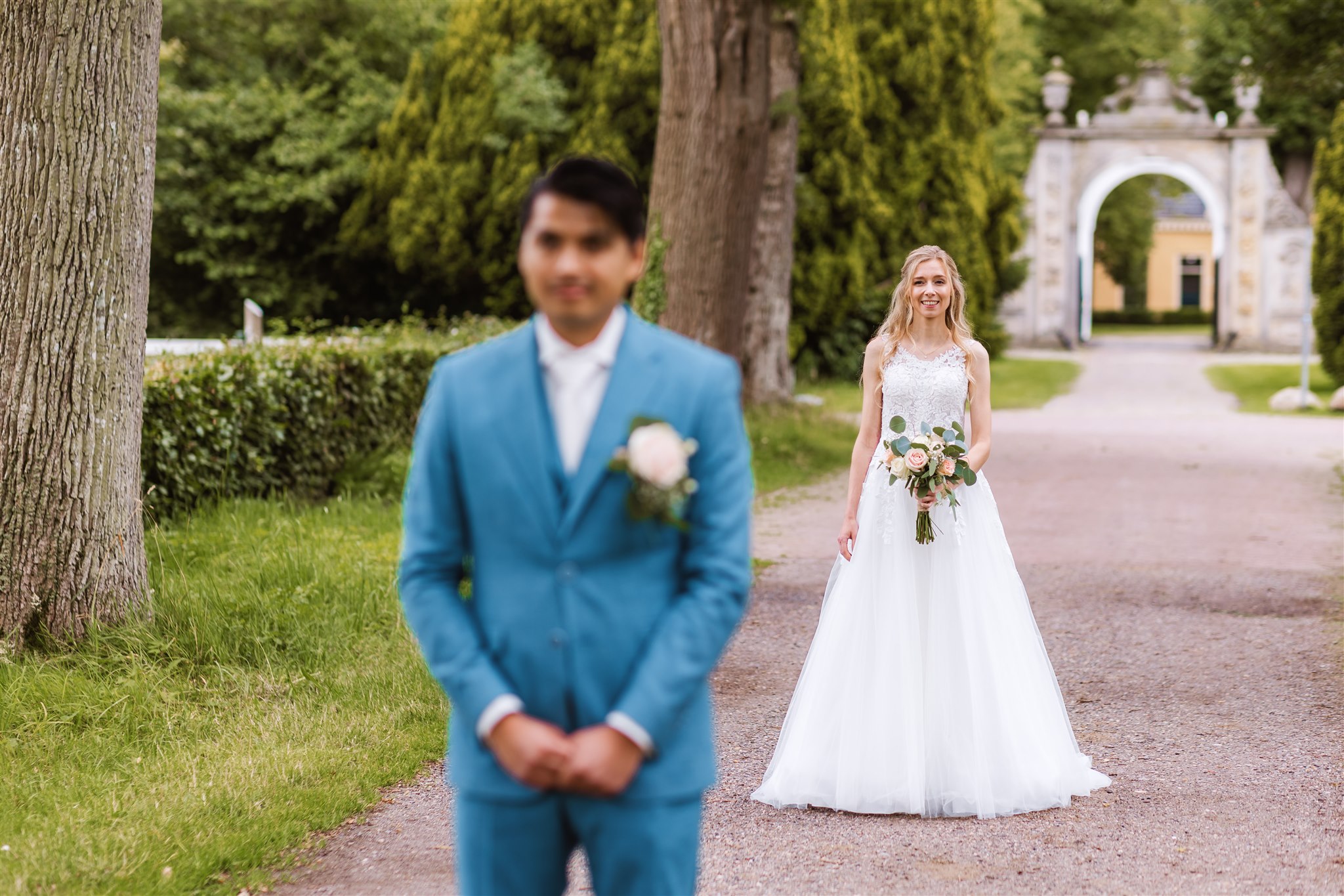 First look op de boslaan tijdens een bruiloft bij Borg Nienoord