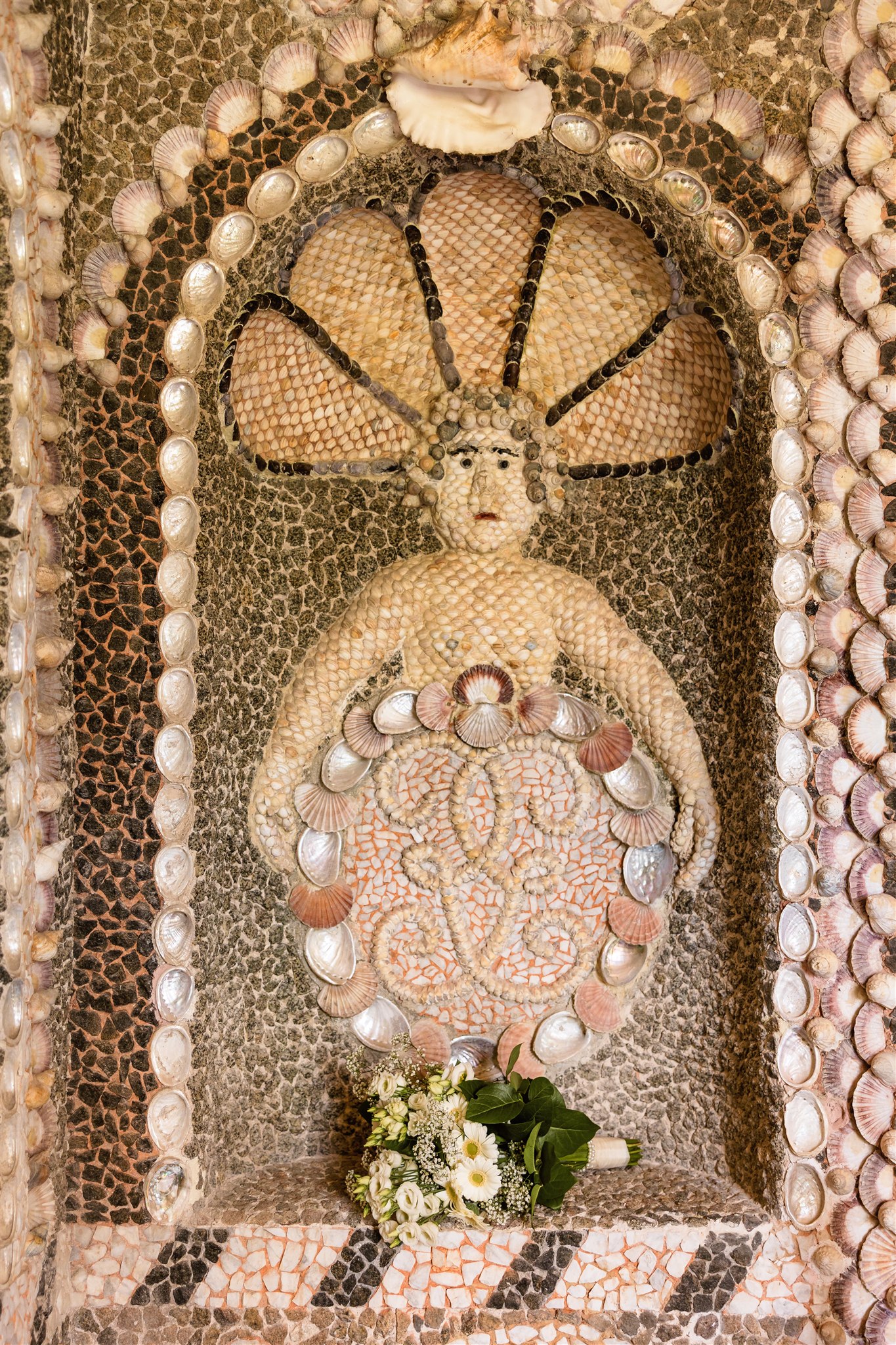 Foto van een trouwboeket in de Schelpengrot van de trouwlocatie Borg Nienoord