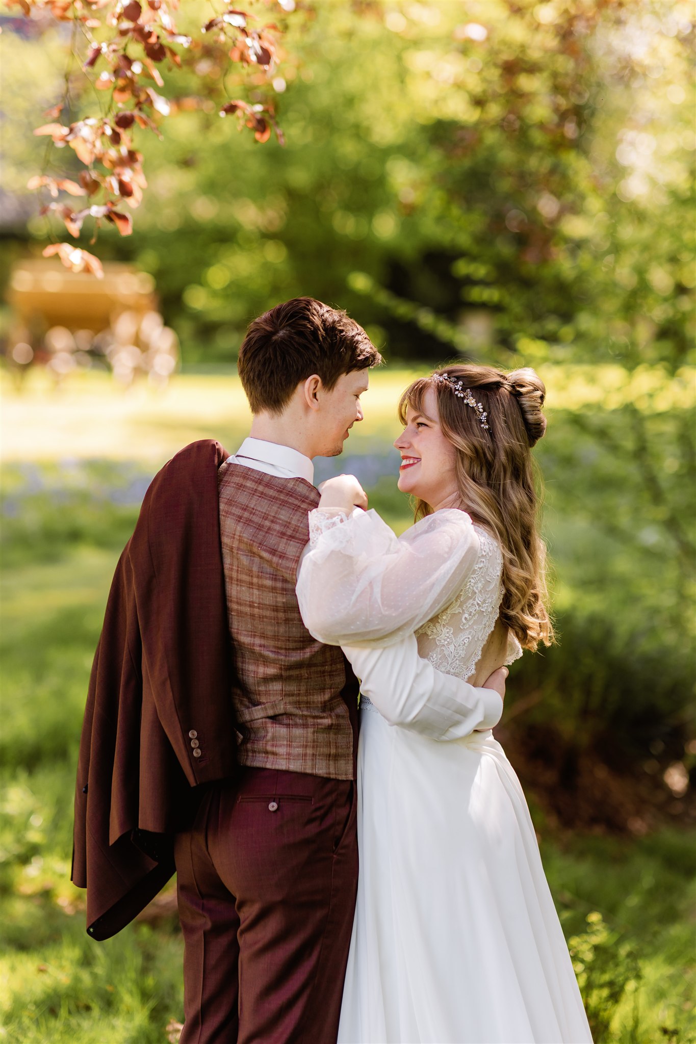 Foto gemaakt door een trouwfotograaf Groningenvan een bruidspaar in de tuin van Borg Nienoord