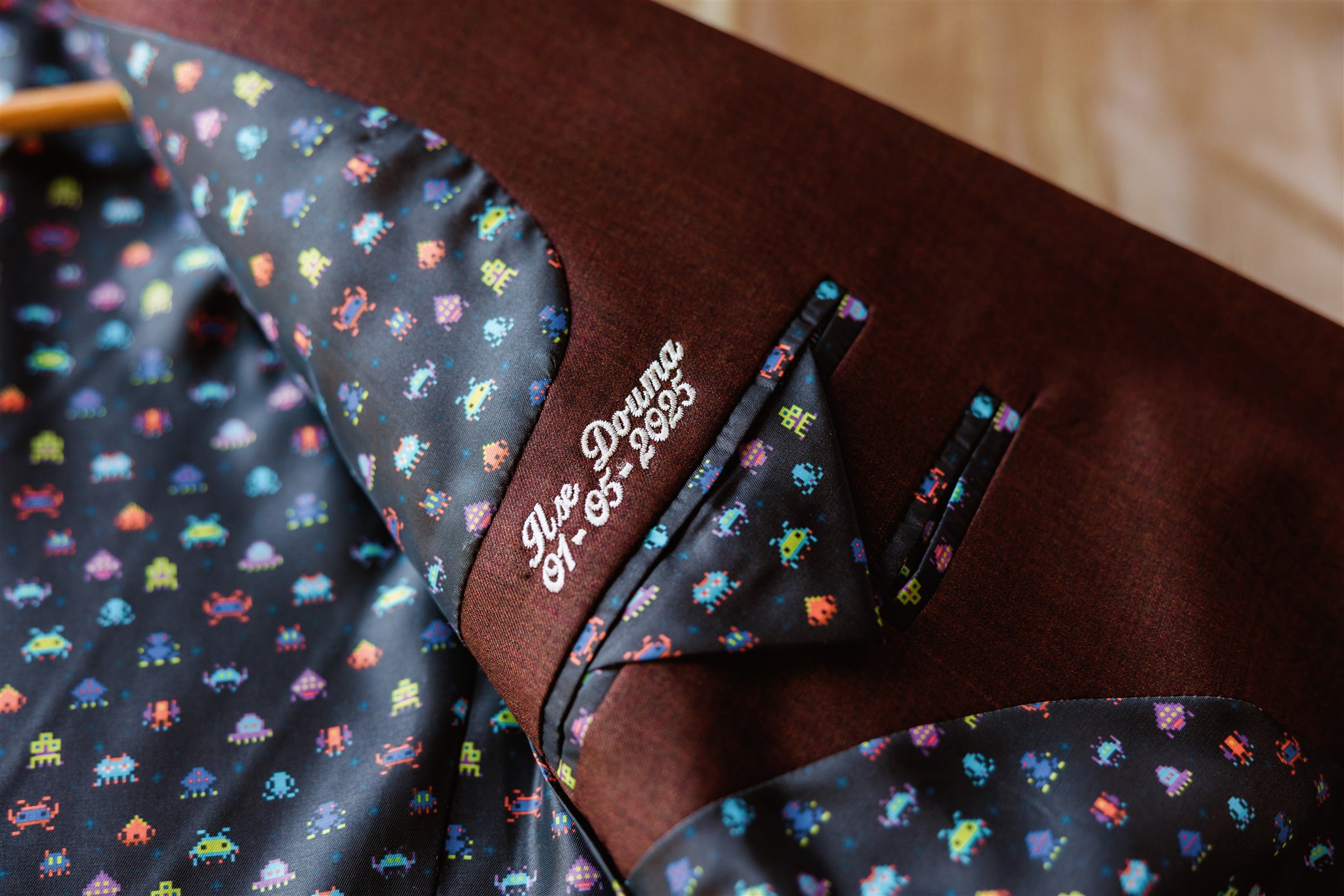 Borduursel van de trouwdatum in het trouwcolbert.