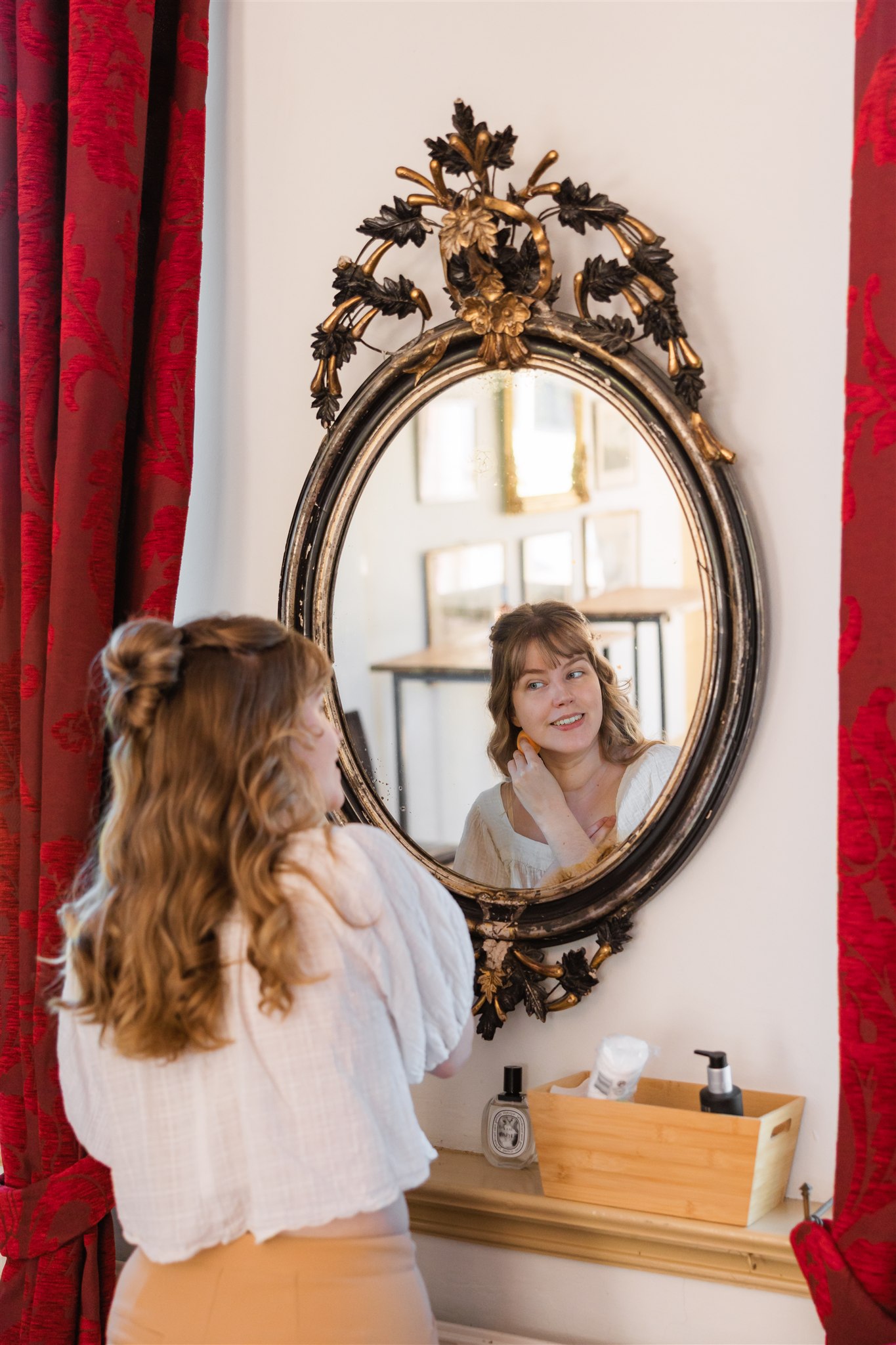 Bruid doet haar make-up voor een sierlijke spiegel