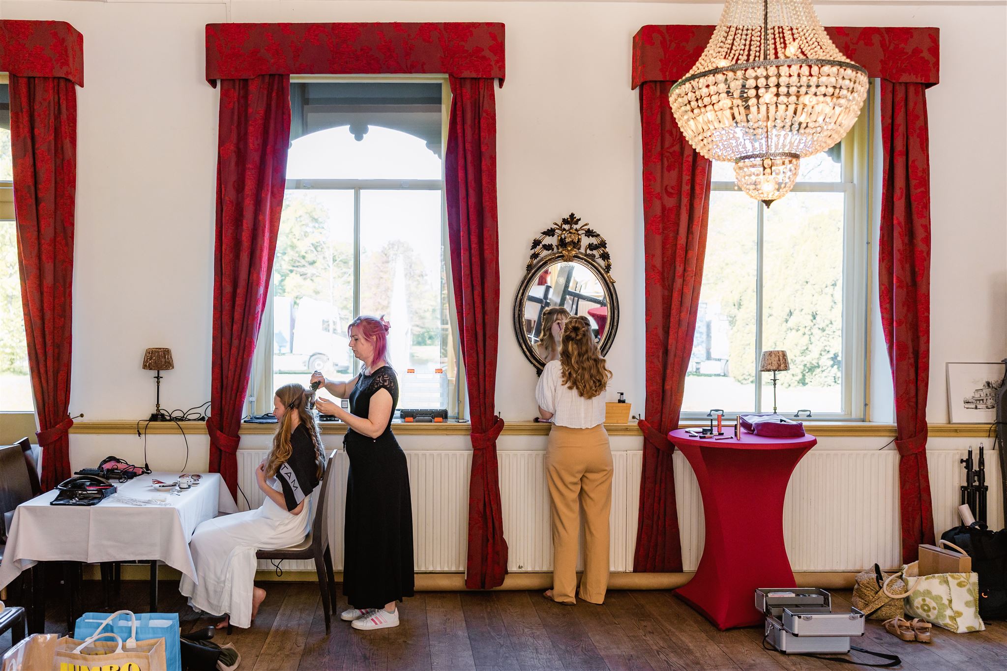 Bruid en haar zusje maken zich klaar in de balzaal van Borg Nienoord