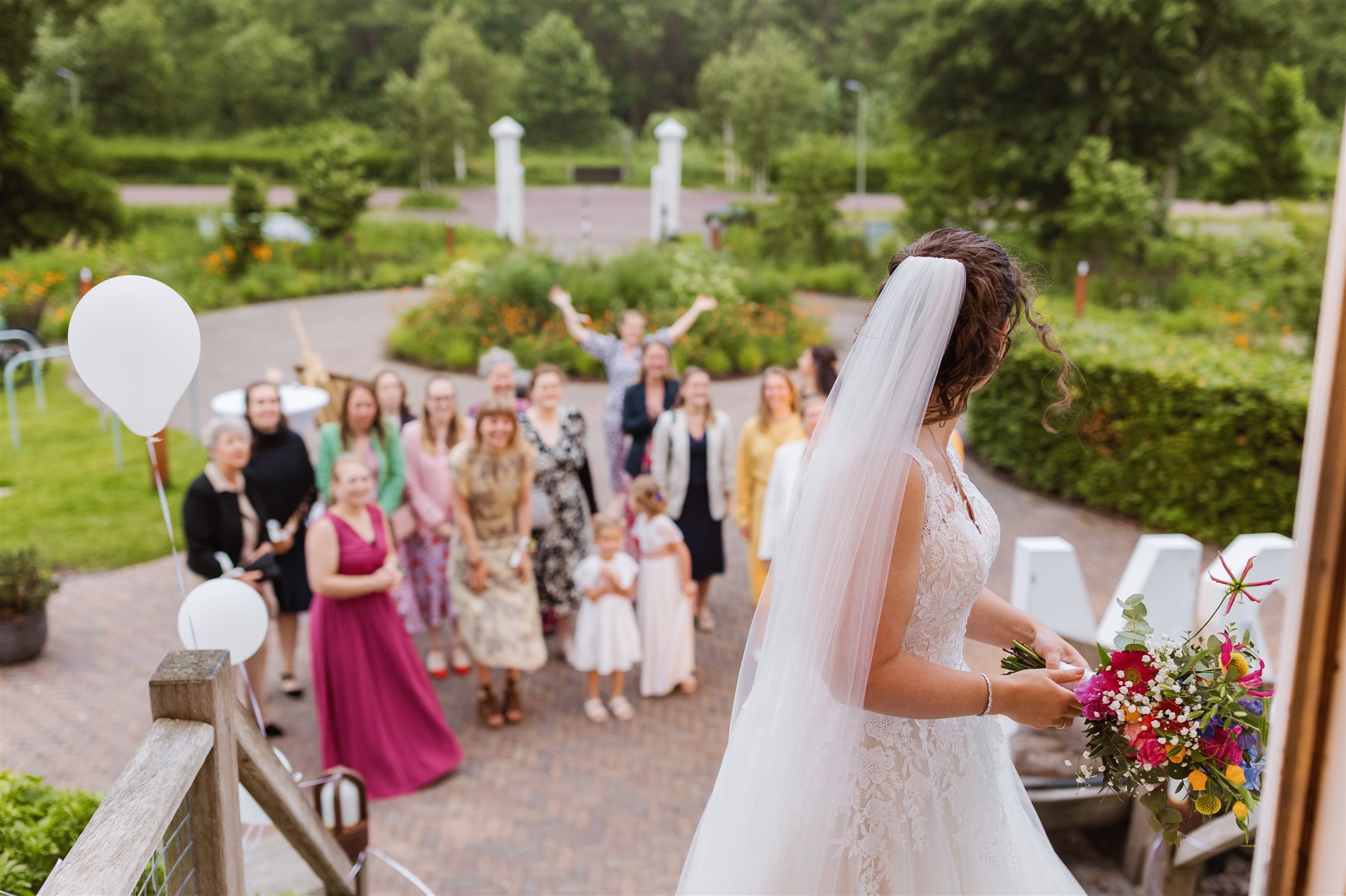 Bruid staat klaar om haar boeket te gooien tijdens haar bruiloft bij de Paalkoepel in Haren.