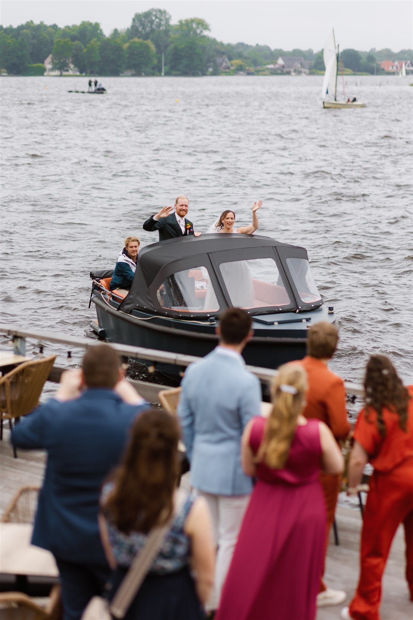 Bruidspaar vaart over het Paterswoldsemeer naar hun bruiloft bij de Paalkoepel