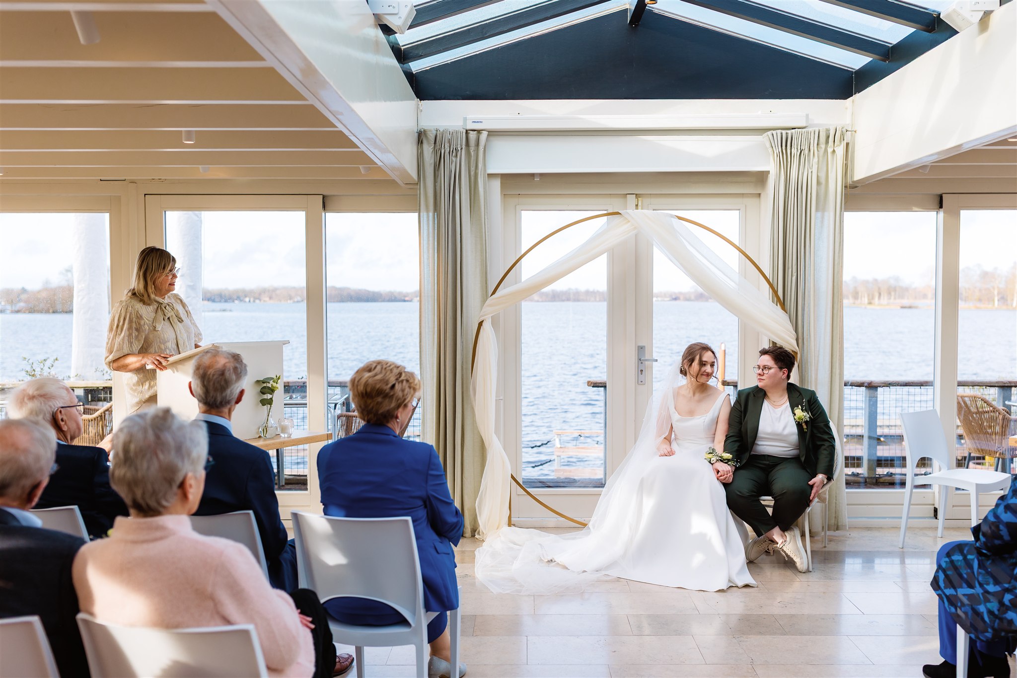 Binnen ceremonie tijdens een winterbruiloft bij de Paalkoepel.