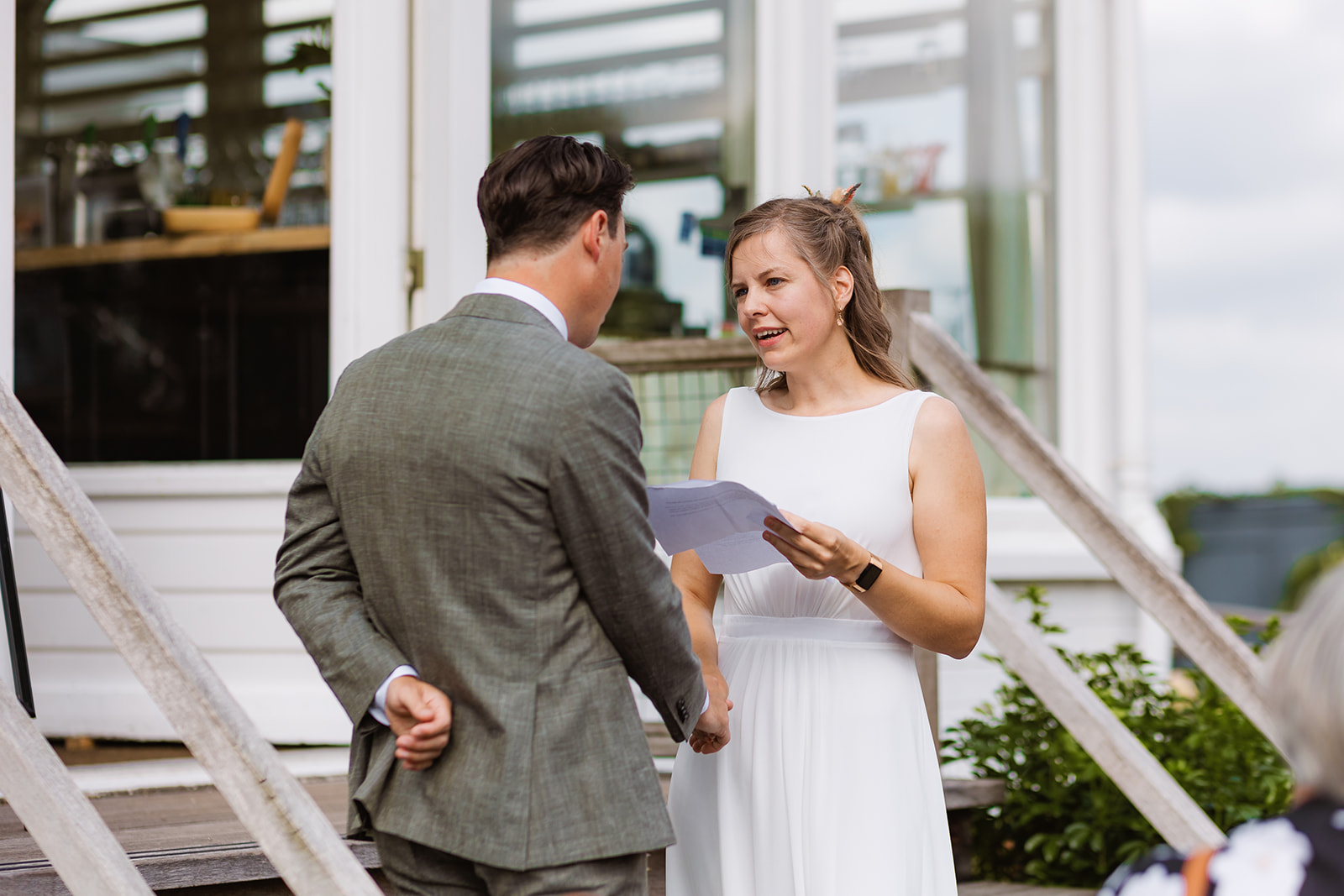 Bruidspaar spreekt geloften uit op de trap bij de ingang van de Paalkoepel