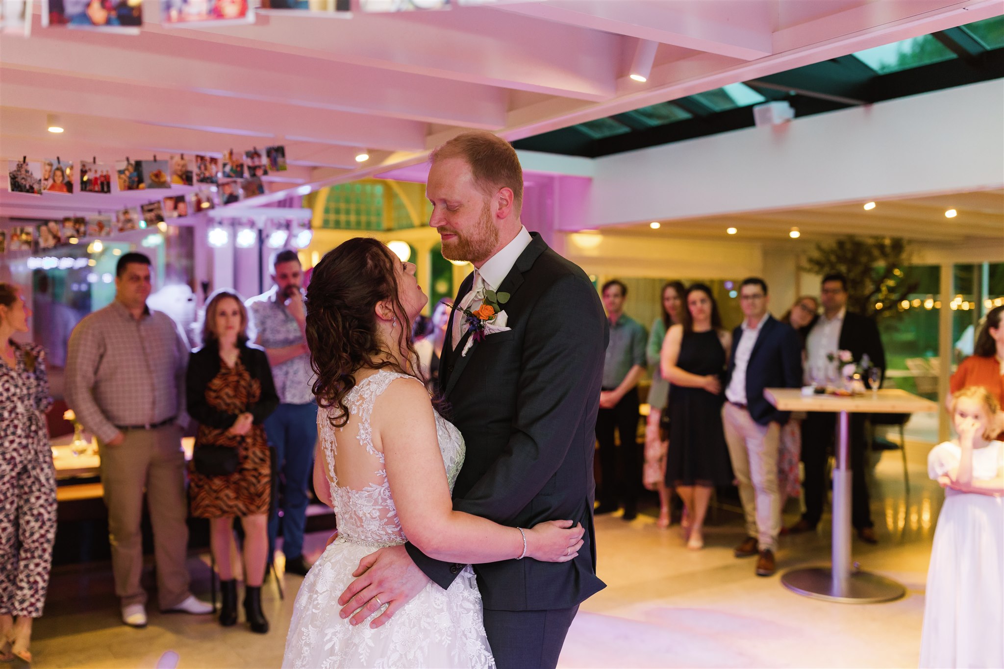 Openingsdans van een bruidspaar tijdens hun bruiloft bij de Paalkoepel