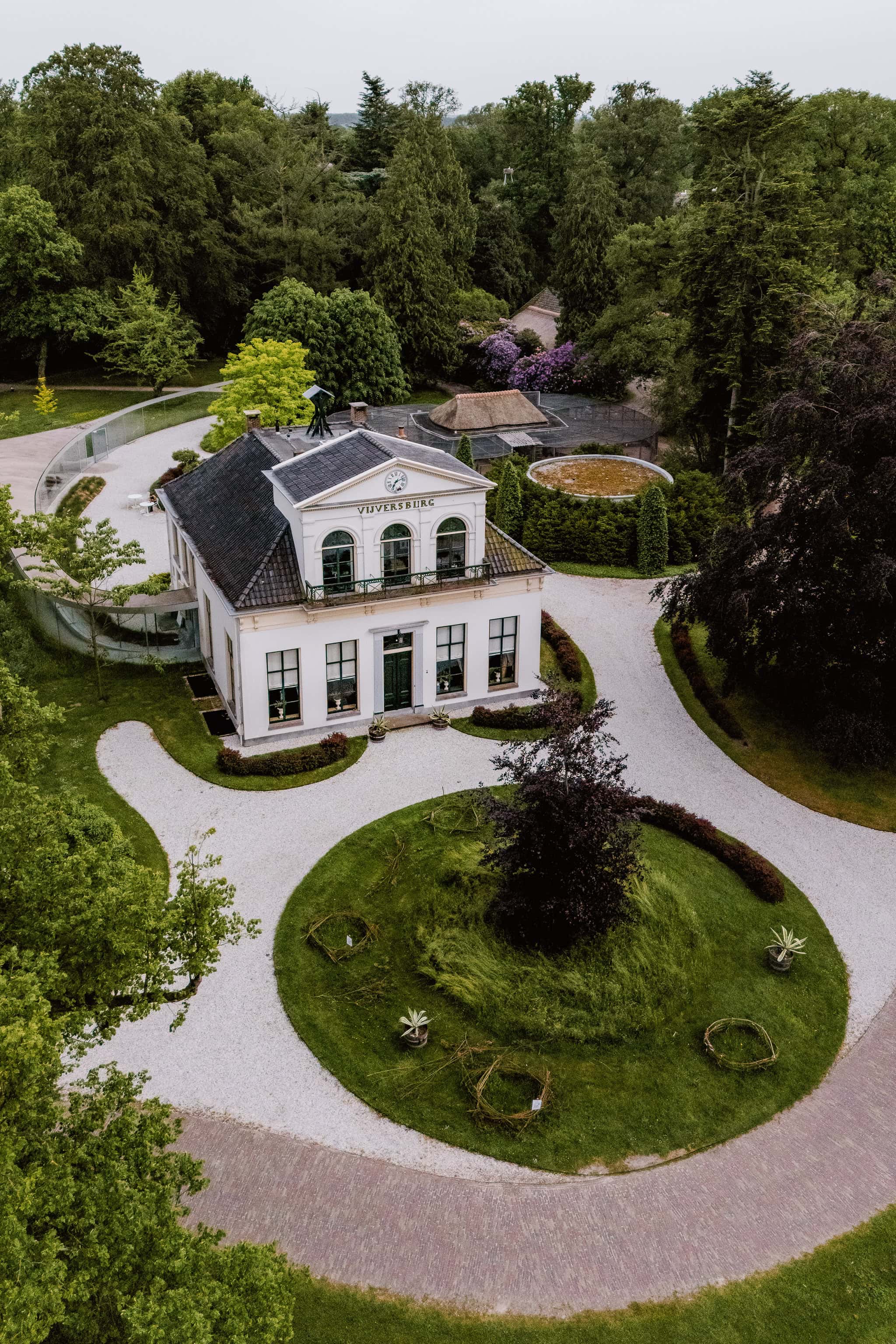 Drone foto van het gebouw van de trouwlocatie Park Vijversburg in Tytsjerk, Friesland.