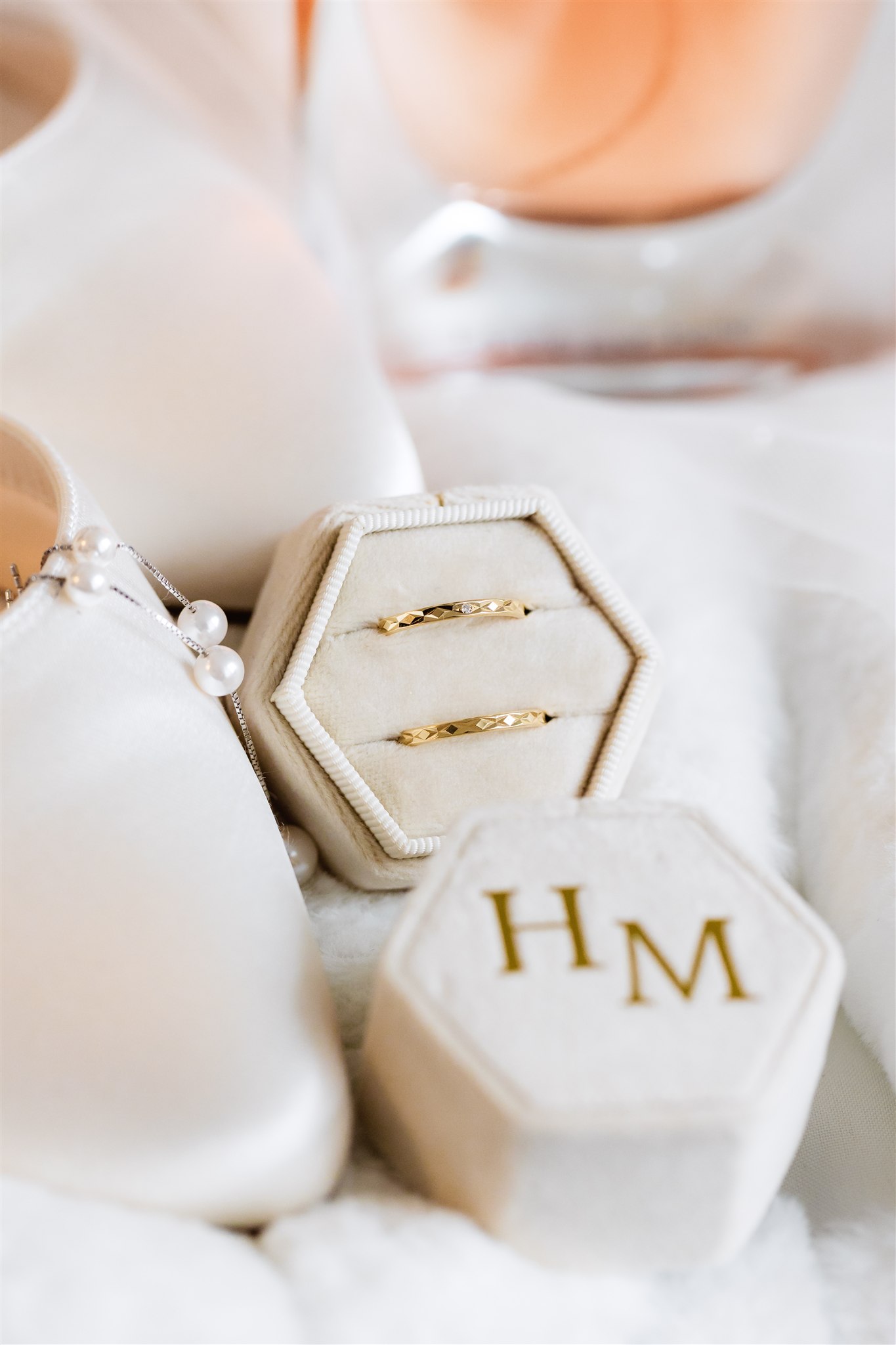 Foto van trouwringen gemaakt door trouwfotograaf Groningen