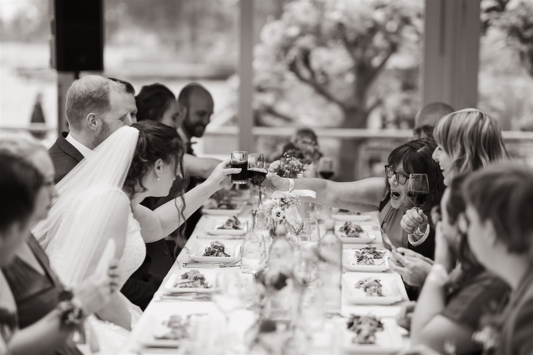 Een proost tijdens het diner op een bruiloft bij de Paalkoepel.