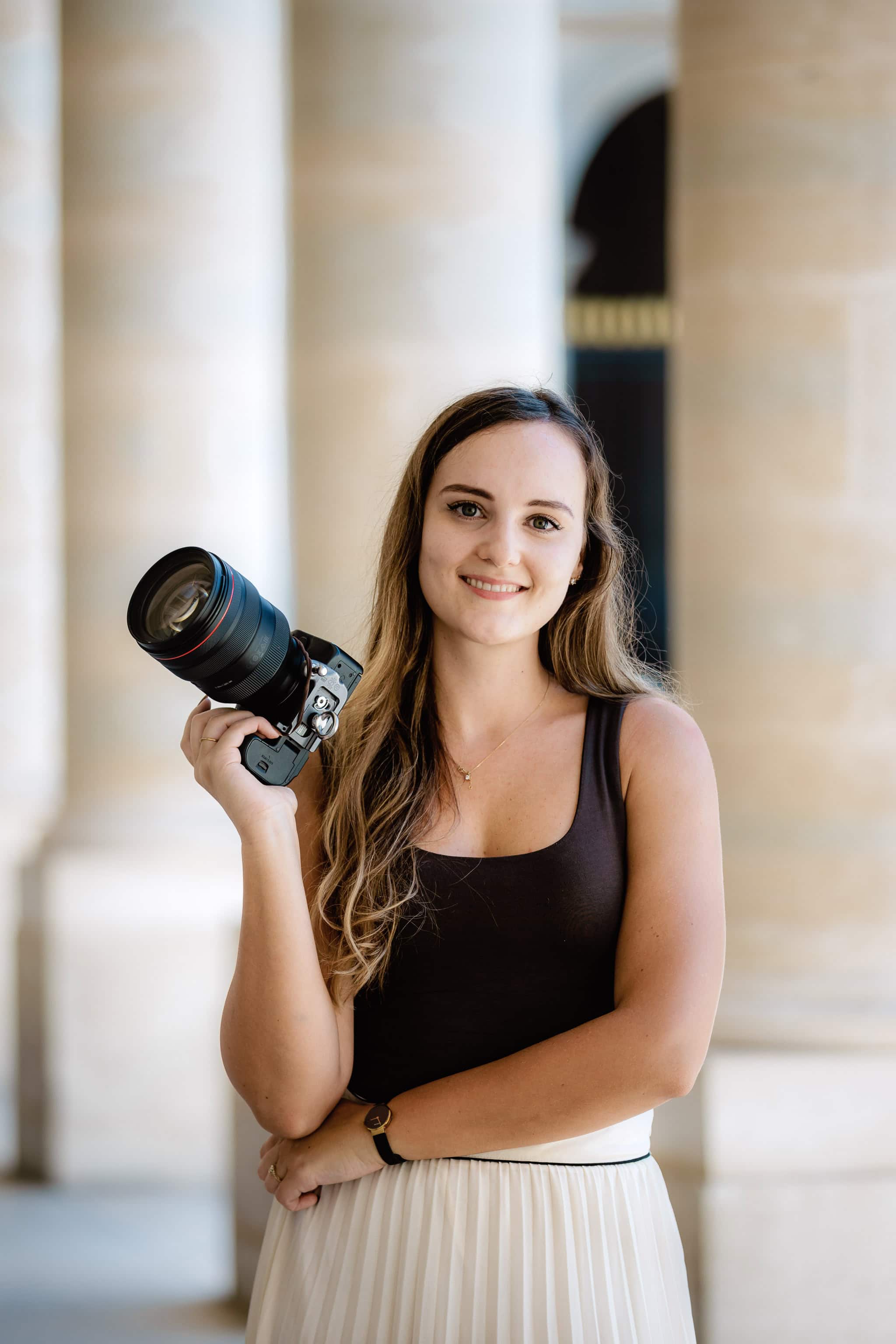 Portretfoto van trouwfotograaf Lisan Spiegelaar gemaakt bij het Louvre in Parijs