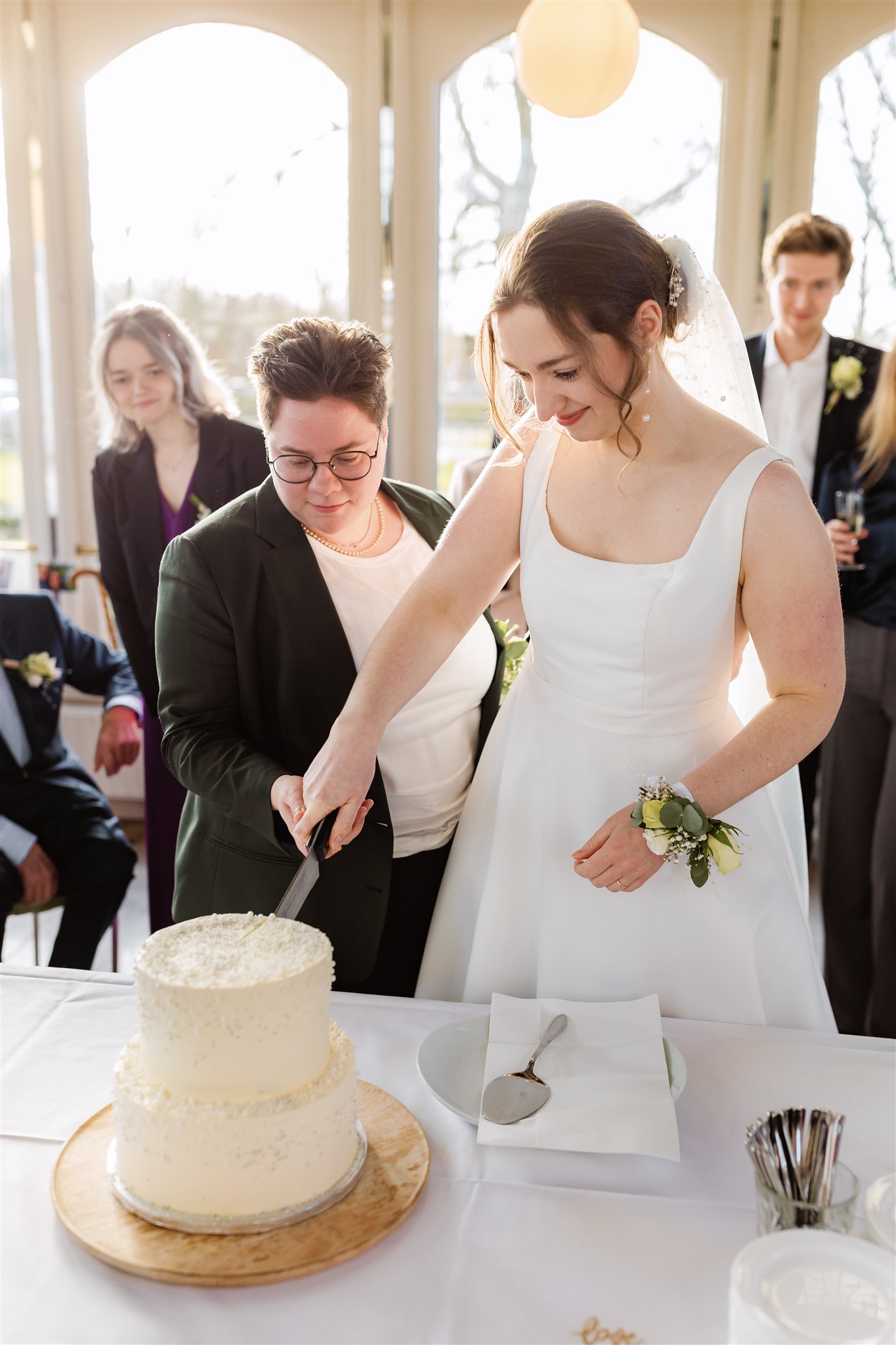 Bruidspaar snijdt hun taart aan tijdens de receptie van hun winterbruiloft bij de Paalkoepel