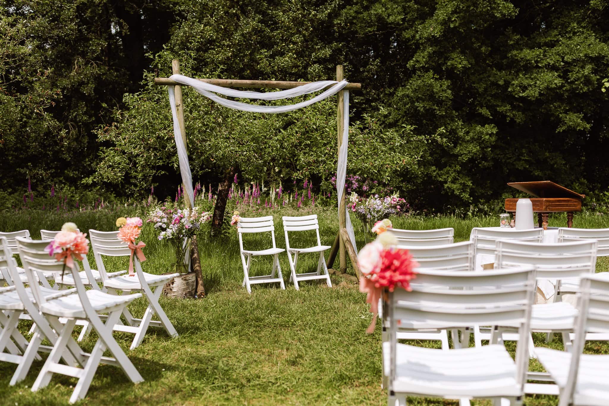 Buitenopstelling voor een trouwceremonie in de boomgaard van Landgoed Lemferdinge