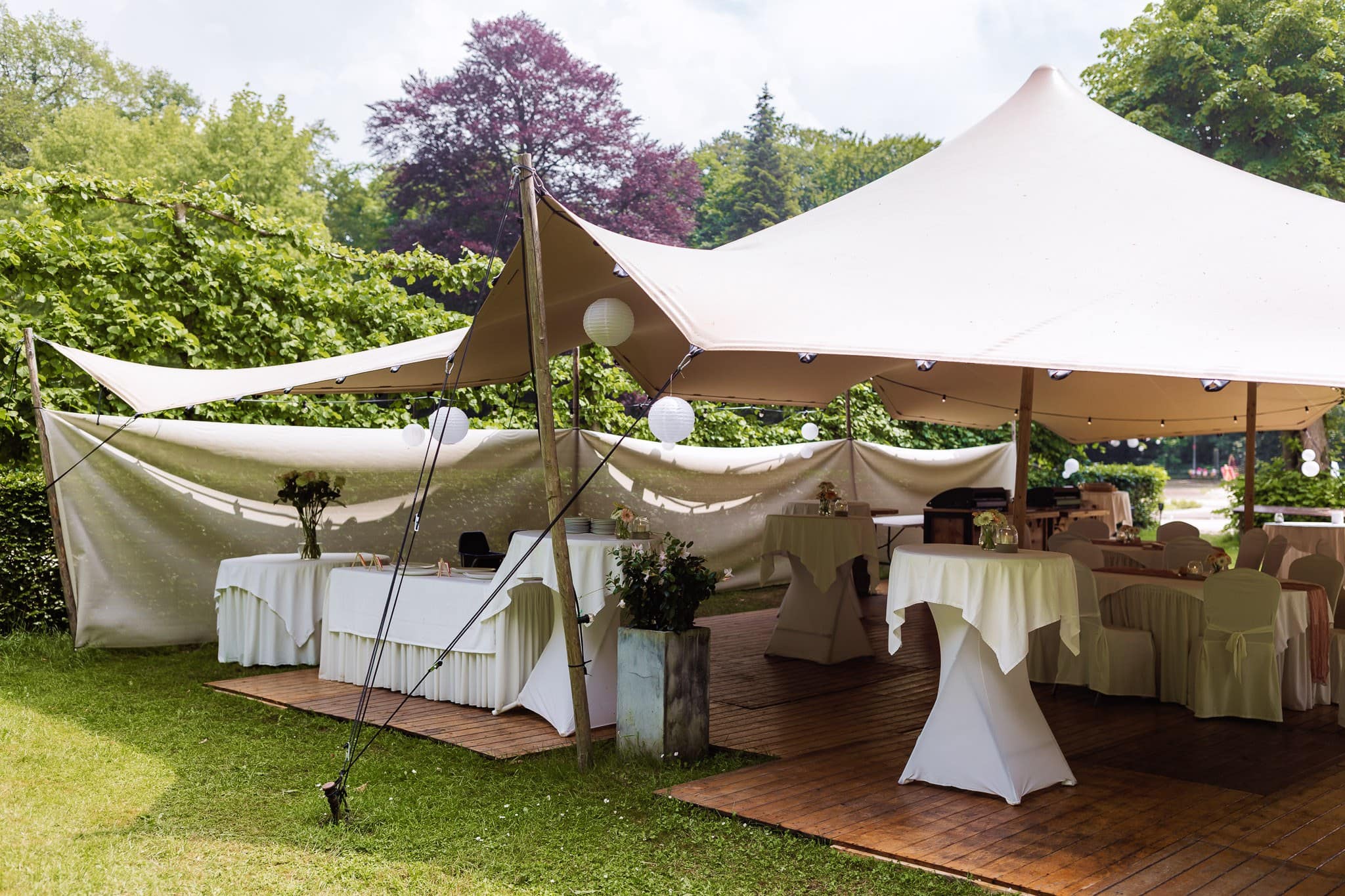 Stretchtent in de tuin van trouwlocatie Landgoed Lemferdinge