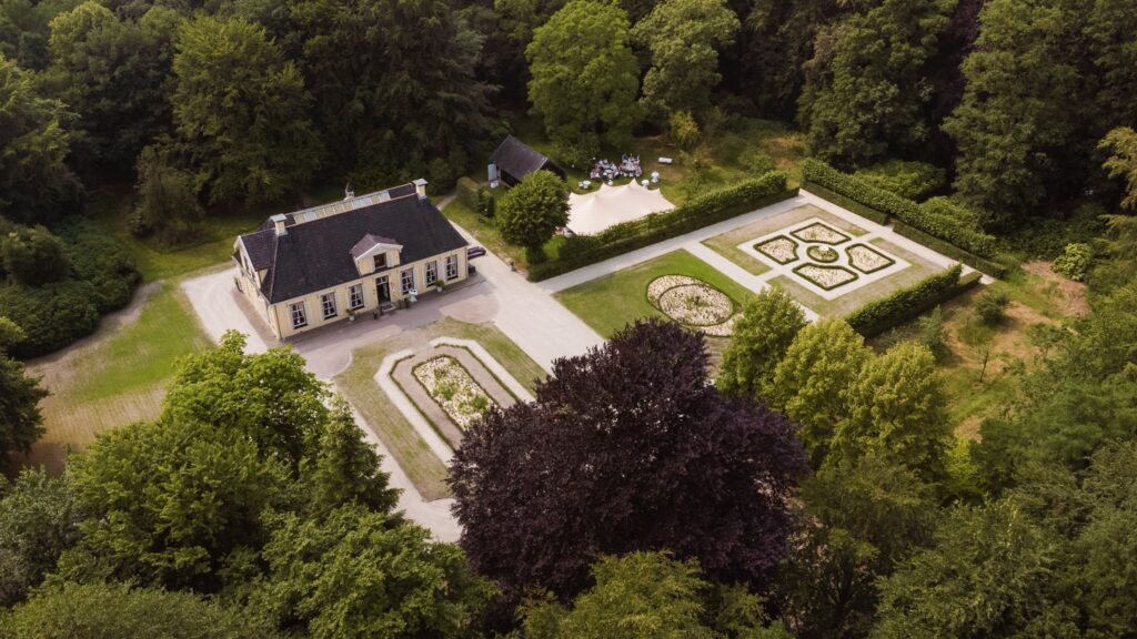 Luchtfoto van Landgoed Lemferdinge in Paterswolde, een groene trouwlocatie in Drenthe