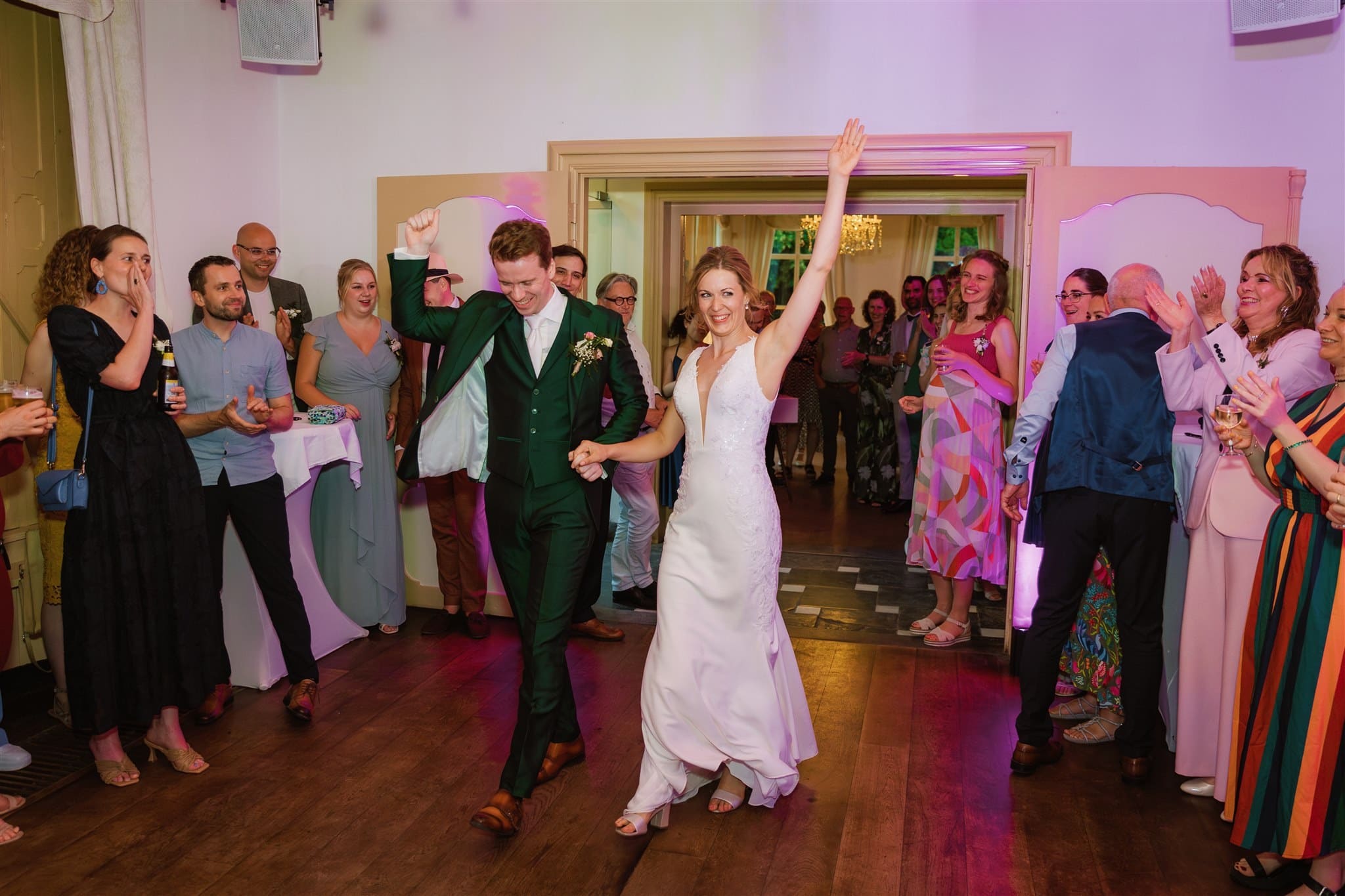 Bruidspaar en gasten dansen tijdens het trouwfeest bij Landgoed Lemferdinge